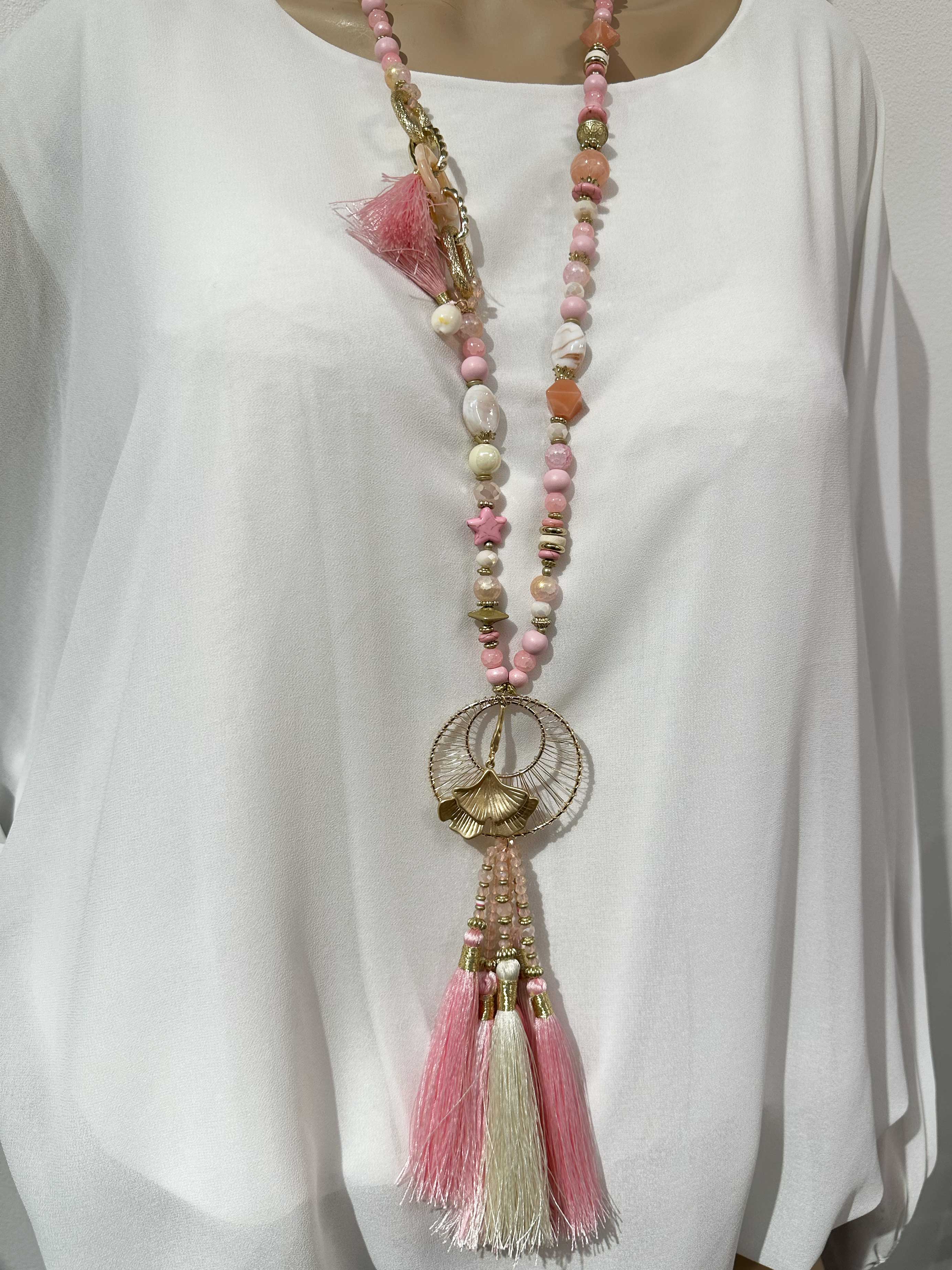 Kyra - Pärlhalsband med guldhänge och tofsar